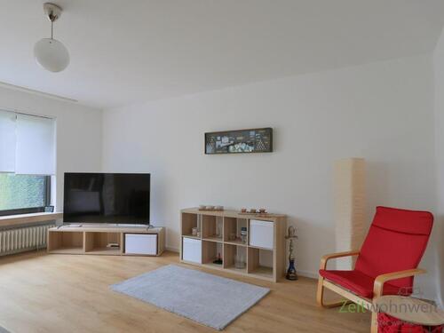 Blick zu TV, Sideboard uns Sessel - 3 Zimmer Etagenwohnung zur Miete in Kassel