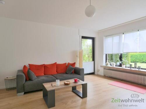 Sofa und Seitenausgang zur Terrasse - 3 Zimmer Etagenwohnung in Kassel