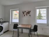 links_Esstisch in der Küche - 