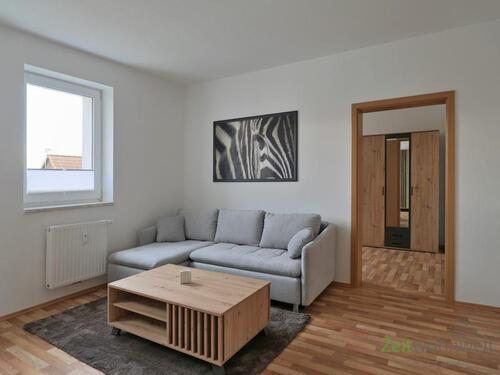 links_Blick zu Sofa und Zwischenraum - 6 Zimmer Etagenwohnung in Halle (Saale)