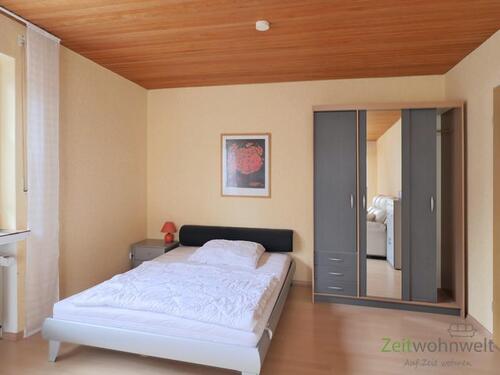 breites Bett und Kleiderschrank - 1 Zimmer Etagenwohnung in Gudensberg