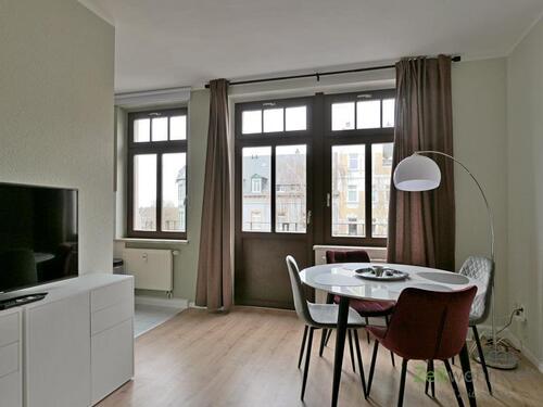 Esstisch vor dem Balkon - (EF0243_M) Chemnitz: Sonnenberg, geschmackvoll möblierte 2-Zimmer-Wohnung mit Aufzug und Balkon, WLAN inkl
