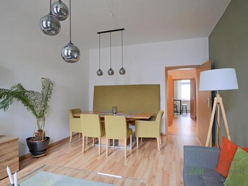 Wohnzimmer-Esstisch neben der Tür - Etagenwohnung mit 61,40 m&sup2; in Chemnitz zur Miete