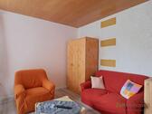 Sessel, Kleiderschrank, Sofa - 1 Zimmer Etagenwohnung in Freital