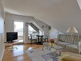 Blick ins Wohnzimmer - (EF0504_M) Dresden: Ullersdorf, großzügige möblierte Wohnung mit eigenem Balkon in ruhigem EFH, 500 Meter zum Golfplatz