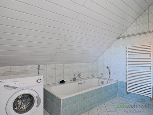 Waschmaschine und Badewanne - 