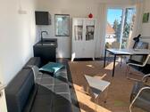 Wohnzimmer mit Küchenblock - (EF1353_M) Kassel-Stadt: Niederzwehren, neu möbliertes Apartment mit Dachbalkon in ruhiger Lage, PKW-Stellplatz