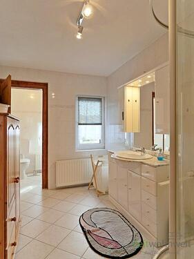 Bad mit Dusche - 