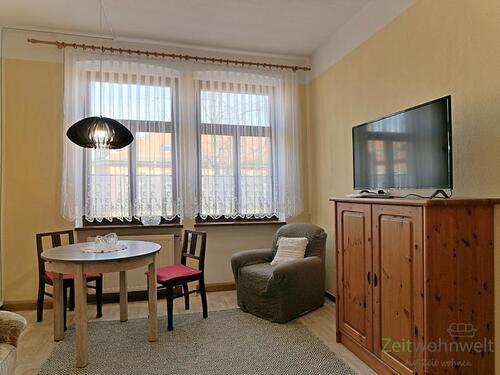 TV im Wohnzimmer - (EF0537_M) Arnstadt: Arnstadt, möblierte Altbauwohnung mit Charme in der Innenstadt, Wohnküche, WLAN inklusive