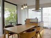 Blick über den Esstisch zum Balkon - 3 Zimmer Etagenwohnung zur Miete in Dresden