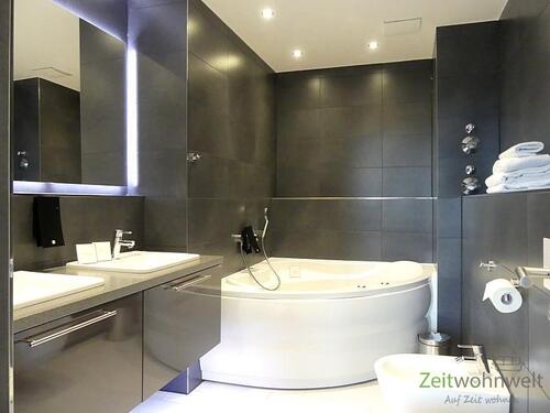 linkes Bad mit Whirlpool - 