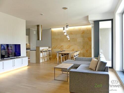 Wohnzimmercouch und TV - 2 Zimmer Etagenwohnung zur Miete in Dresden