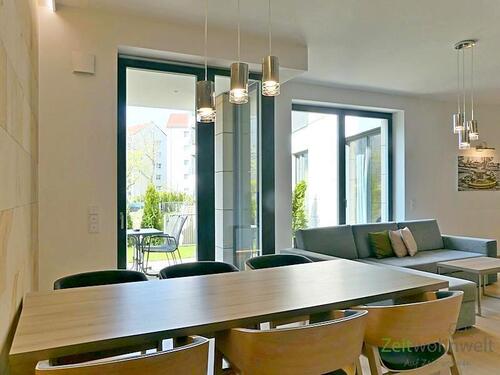 Esstisch und Balkonausgang - 2 Zimmer Etagenwohnung in Dresden