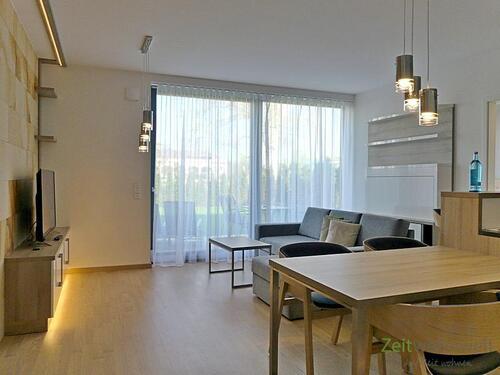 Wohnzimmer mit Esstisch - Etagenwohnung mit 80,96 m&sup2; in Dresden zur Miete