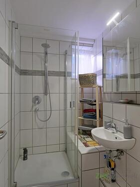Bad mit Dusche - 