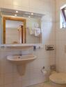 Spiegel und WC - 1 Zimmer Etagenwohnung in Dresden