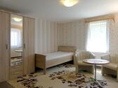 Wohnzimmer, Bett und Kleiderschrank - (EF0401_M) Dresden: Laubegast, vollmöbliertes Apartment mit Dusche, TV, WLAN, fast barrierefrei