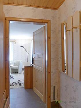 Wohnungsflur mit Garderobe uns Schrank - 
