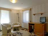 Wohnzimmer, TV, Schreibtisch und Sessel - 1 Zimmer Etagenwohnung zur Miete in Dresden