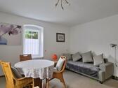 großes Sofa im Wohnzimmer - (EF0372_M) Eisenach: Eisenach, möblierte helle 2-Raumwohnung, ruhige Lage nahe der City und dem Stadtgarten