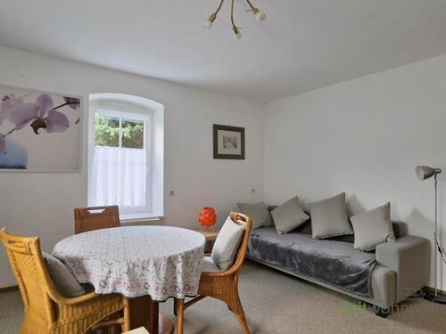 großes Sofa im Wohnzimmer - (EF0372_M) Eisenach: Eisenach, möblierte helle 2-Raumwohnung, ruhige Lage nahe der City und dem Stadtgarten