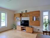 schöne Schrankwand mit TV - 2 Zimmer Etagenwohnung zur Miete in Langebrück