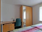 Schreibtisch und Kleiderschrank - 