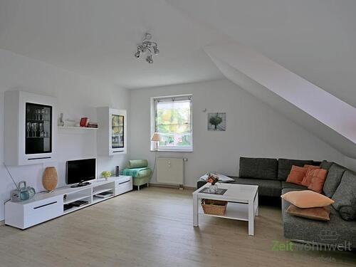 Blick ins Wohnzimmer - (EF0837_M) Dresden: Strehlen, möblierte Dachwohnung in ruhiger grüner Wohnlage, Waschmaschine, inkl. WLAN
