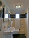 Waschbecken und WC - 