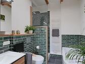 Bad mit Dusche und Wanne - 