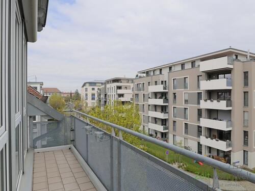 Balkonausblick im April - (EF0779_M) Dresden: Striesen-Süd, zentrumsnahe, möblierte 3-Zimmer-Wohnung mit Balkon, WLAN, Klimaanlage, TG-Stellpl.