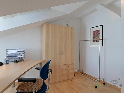 Schreibtisch und Kleiderschrank - 