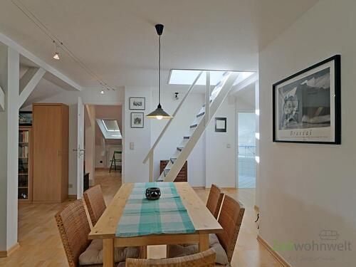 Esstisch vor der Dachtreppe - 