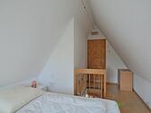 Blick zu Aufgang und begehbarem Kleiderschrank - 