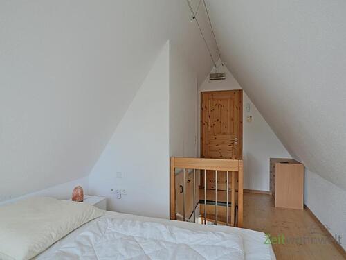 Blick zu Aufgang und begehbarem Kleiderschrank - 