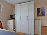TV und Kleiderschrank - 
