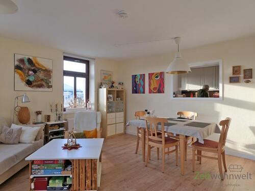 Esstisch und Durchreiche zur Küche - Etagenwohnung mit 65,00 m&sup2; in Dresden zur Miete