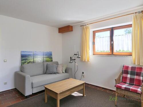 Sofa und Couchtisch - (EF1378_M) Fulda: Schlitz, möbliertes 1-Zimmer-Apartment mit sep. Eingang im Souterrain, Grundreinigung inklusive