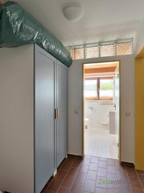 großer Kleiderschrank im Flur - 