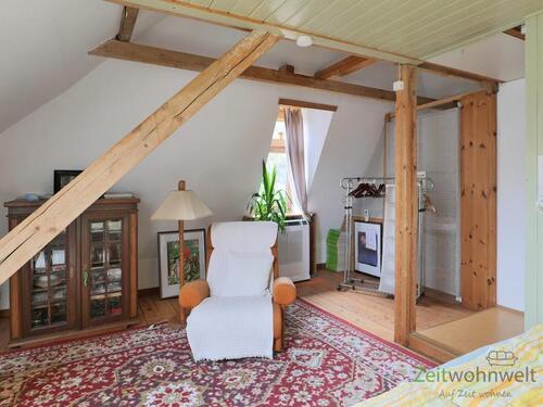 Sessel und Kleiderstange - 