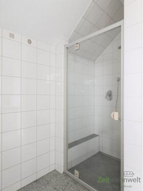 Wand-Dusche im Bad - 