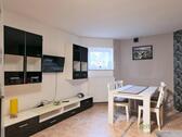 Schrankwand, TV und Esstisch - 1 Zimmer Etagenwohnung in Flieden
