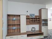 beleuchtete Schrankwand im Flur - 
