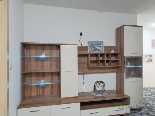 beleuchtete Schrankwand im Flur - 