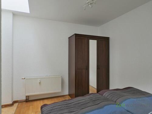 Kleiderschrank und Lichtschacht - 