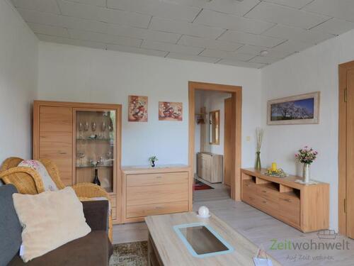 Blick ins Wohnzimmer - (EF1129_M) Halle: Kröllwitz, preiswerte, hübsch möblierte Wohnung in ruhigem Wohnhaus mit Garten, Service inkl.