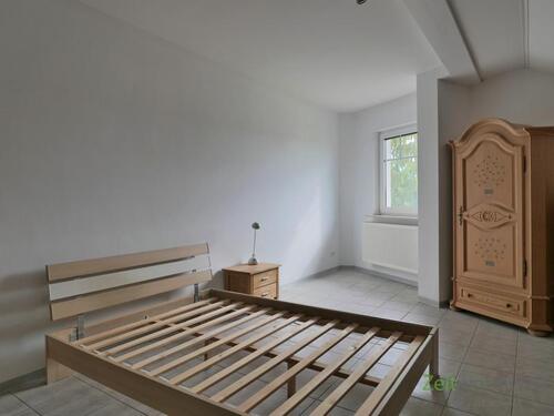 breites Bett - (EF1207_M) Fulda: Künzell, möblierte 2-Zimmer-Wohnung im OT Pilgerzell, PKW-Stellplatz inklusive