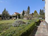 Garten mit Sitzecken am Haus - 