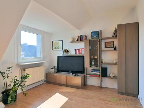 Blick ins Wohnzimmer - (EF1225_M) Kassel-Stadt: Fasanenhof, preiswerte möblierte Dachwohnung in einem ruhigen Haus mit Garten