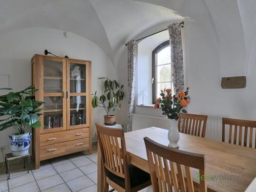 Esstisch und Vitrine - 2 Zimmer Etagenwohnung in Pirna